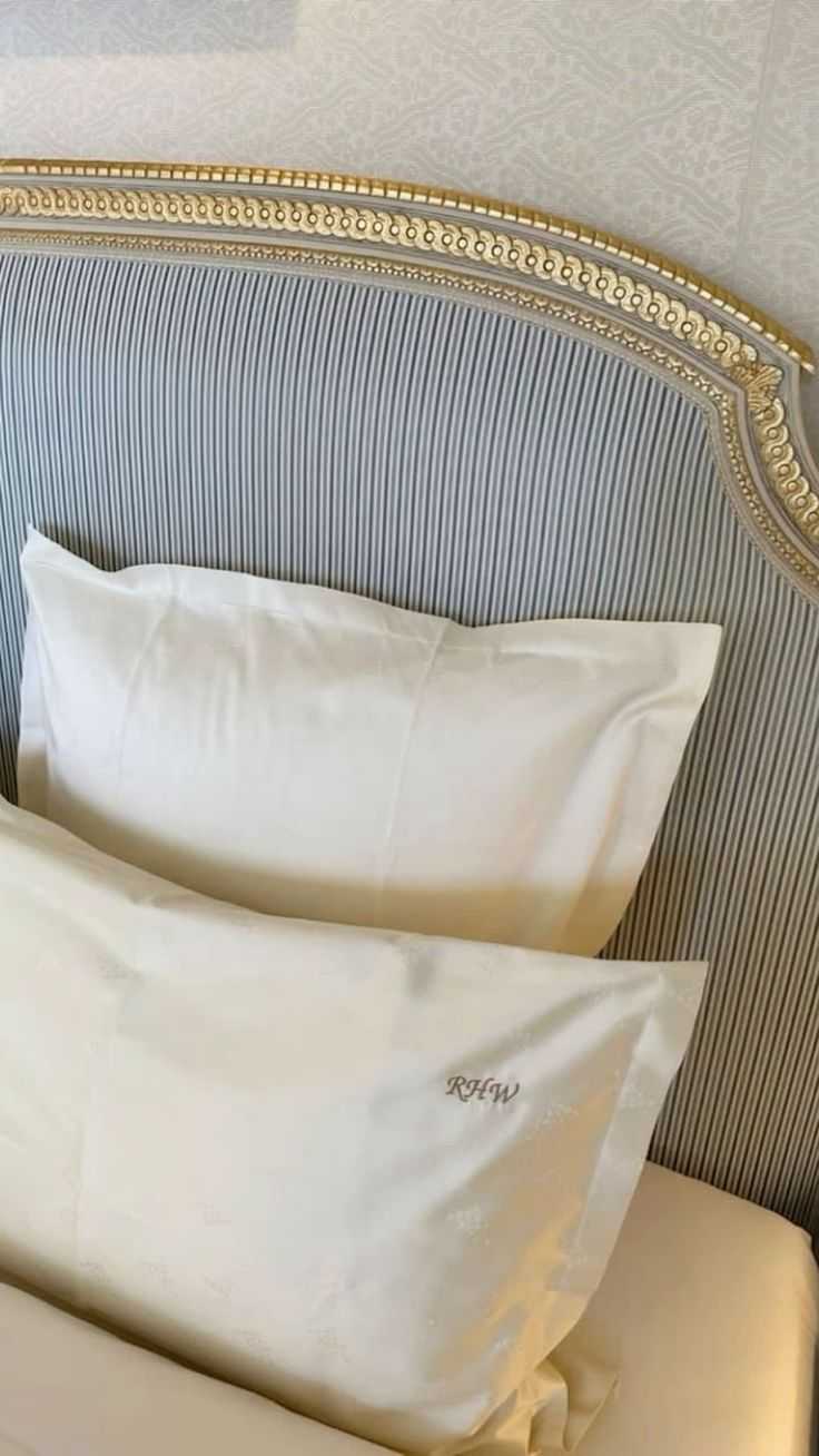 I nostri artigiani ricamano le vostre iniziali o i vostri disegni sulla biancheria da letto.