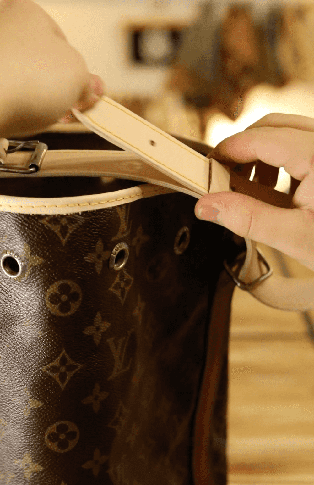 Die Lederhandwerker von TILLI reparieren Ihre Louis Vuitton Tasche.