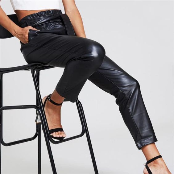 Pantaloni in pelle nera
