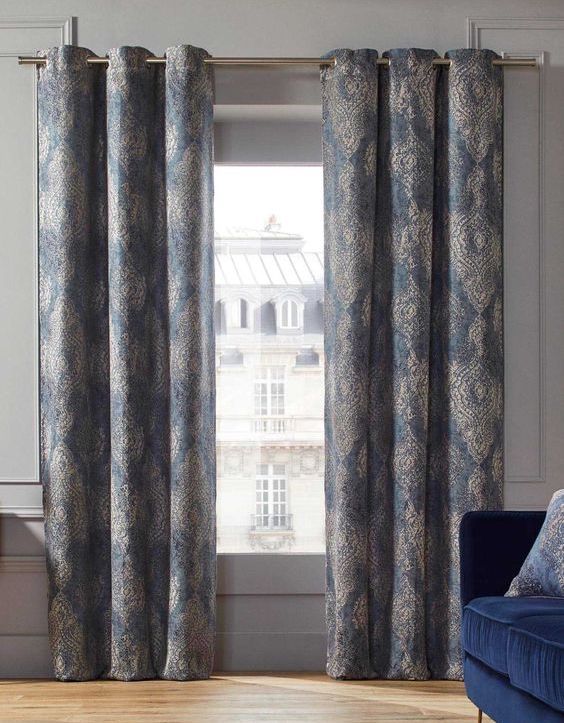 Cortinados brancos compridos com motivos azuis