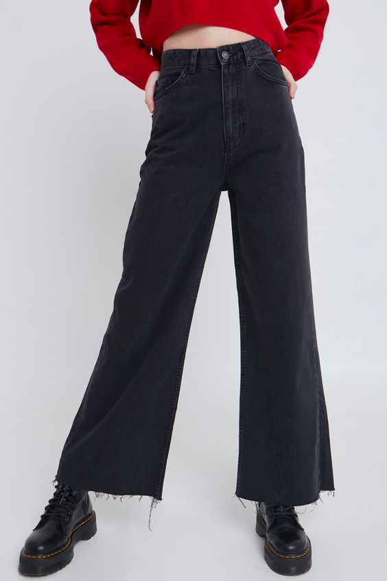 Jeans a fondo scampanato con orlo sfrangiato